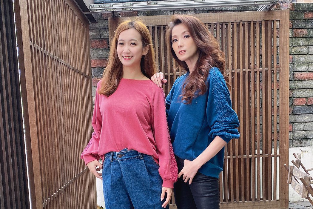 葉全真(右)和小延一路同伴在韓國直播節目  圖 /翰成數位直播提供