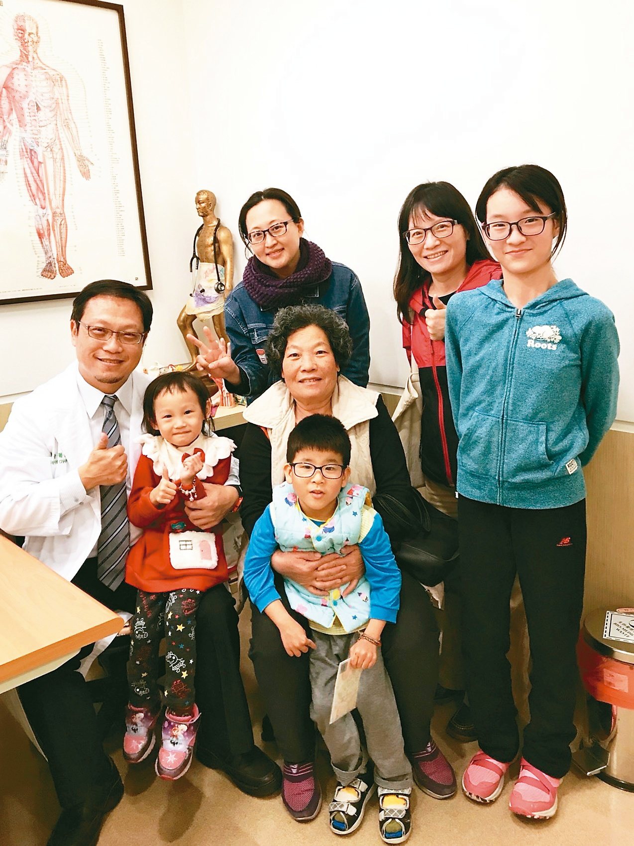 長年治療小病童，張晉賢(左一)與家屬都成了好朋友。圖／張晉賢提供