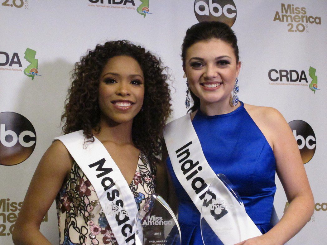 塔維拉斯（左）是第一位獲選麻州小姐的非裔女性，她指出人們在選美比賽時常把非裔參賽...