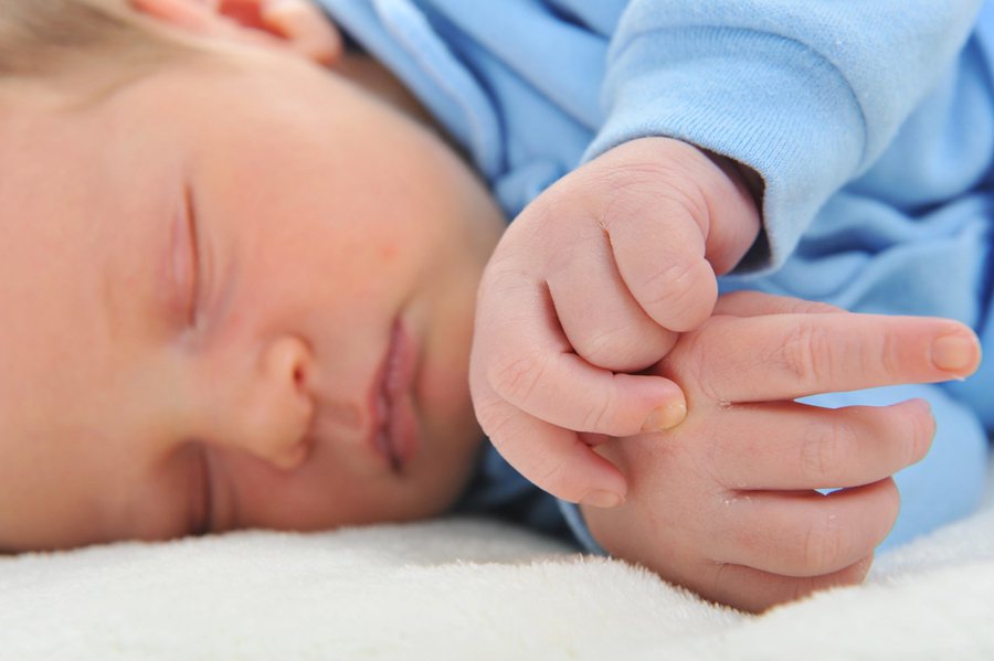 國健署近日發文警告，除勿用嬰兒枕，也應避免寶寶和他人同床，以及睡在沙發、父母身上等床以外的地方。