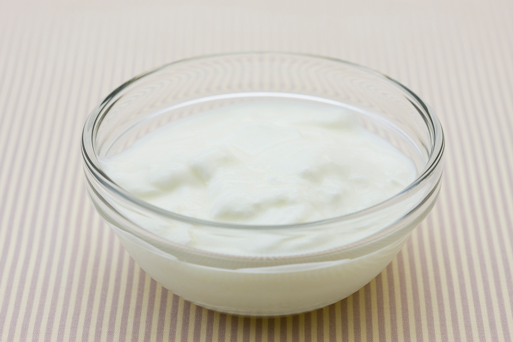 用吃剩下的優格加入牛奶再製作新的優格，可能反而吃出腸胃炎。圖／ingimage
