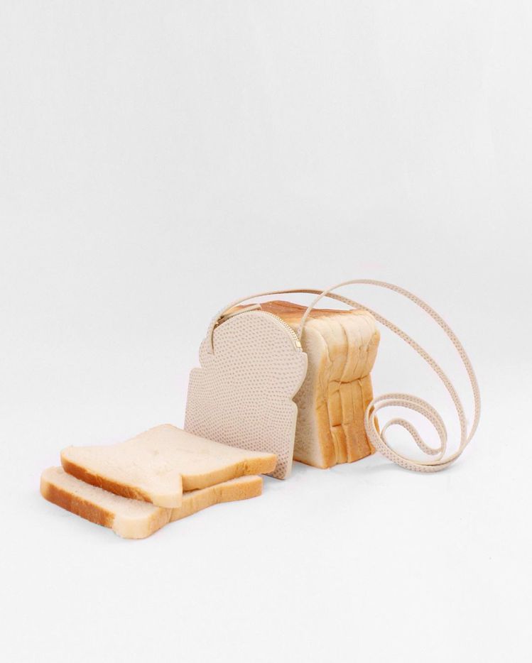 韓國設計師Rejina Pyo同名品牌推出兩款「吐司」包，分為薄片和厚片吐司兩種...