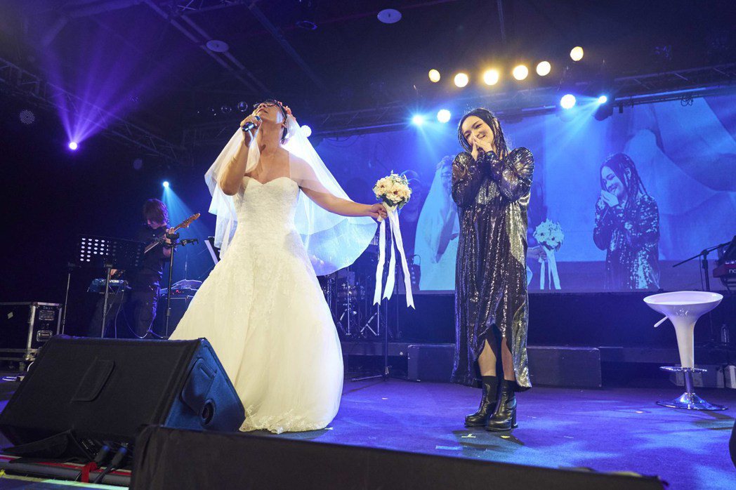 徐佳瑩（右）邀請網紅阿翰穿婚紗同台飆唱。圖／亞神提供