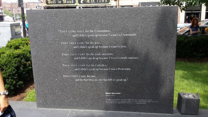 美國麻薩諸塞州波士頓的新英格蘭猶太人大屠殺紀念碑石碑 引自WIKI起初他們