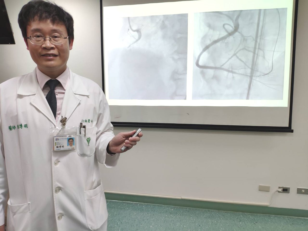 柳營奇美醫院心血管中心主任顧博明執行心導管手術，是台灣少數ADR技術被美國認證的講師。記者謝進盛／攝影