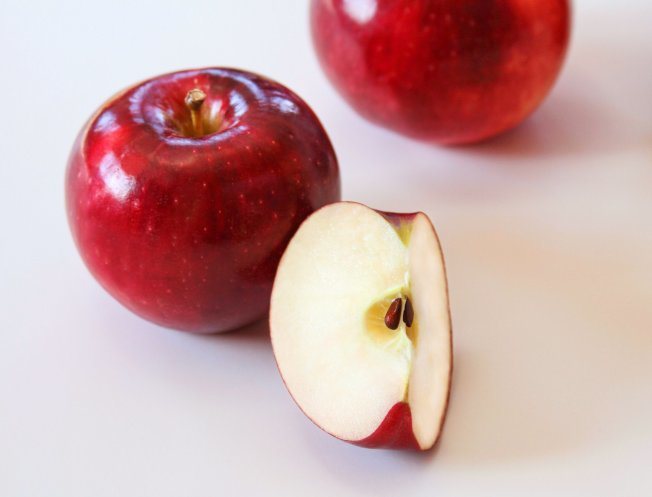 新品種蘋果「宇宙脆」冷藏可以擺放長達一年，削皮後果肉置於空氣中三星期也不會變色。(取自 宇宙脆官網)