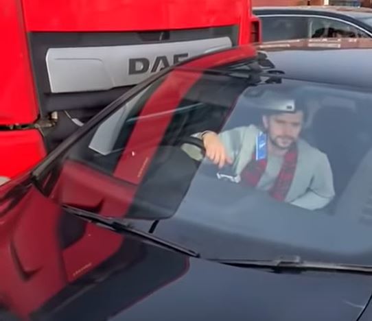 Golf GTI的車主一臉無奈。 截自Youtube
