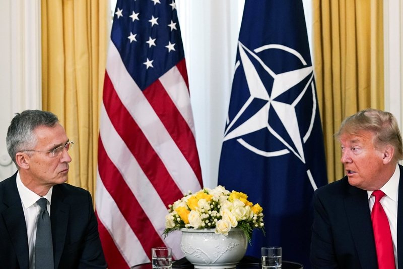 12月初，北約秘書長史托騰柏格（左），與美國總統川普（右）於北約70週年峰會會面。 圖／路透社