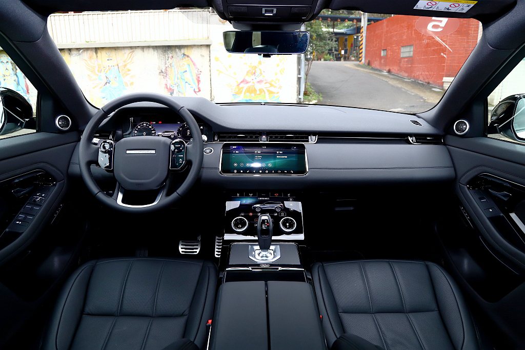 大量縮減按鍵的內裝鋪陳設計，使全新第二代Land Rover Range Rov...