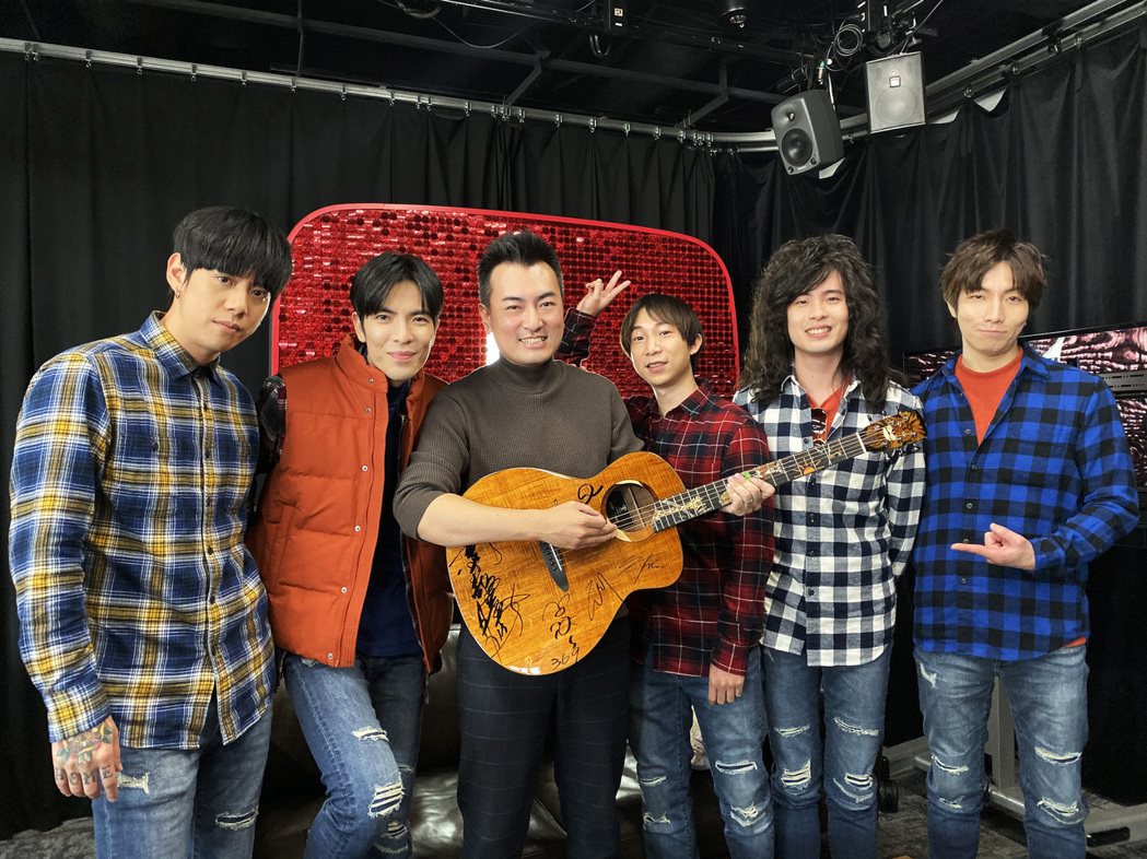 「獅子」準備特製吉他送給日本知名YouTuber「老高」。圖／華納提供