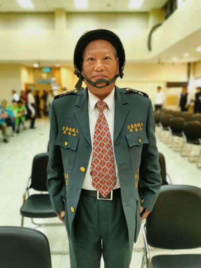 嘉義市立委候選人陳泰山戴鋼盔、穿「五星上將」外套抽籤。記者卜敏正／攝影