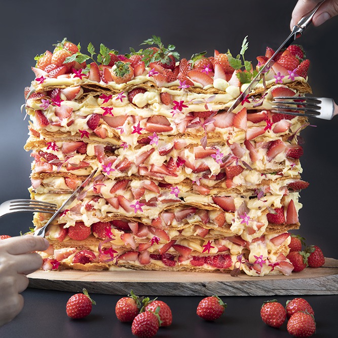 超誇張厚度比臉還大！世界第一好吃飯店早餐推出「巨無霸法式草莓千層派」1月吃得到