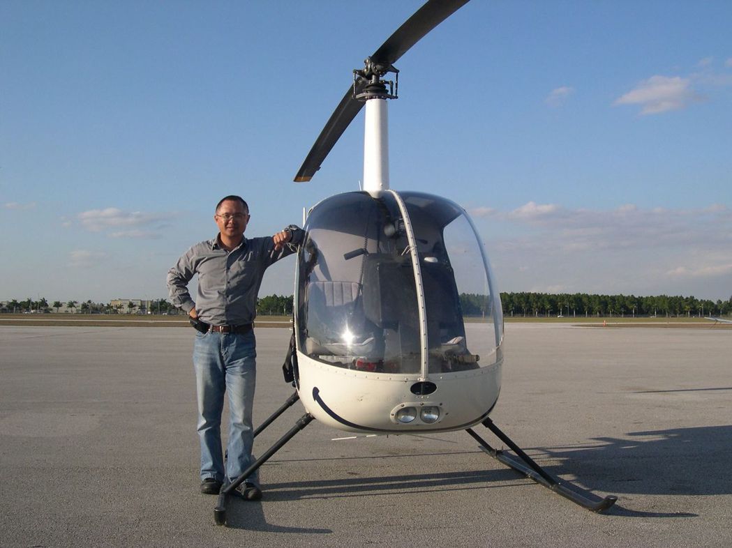 許文志於2011年在美國佛羅里達州，使用R-22直升機接受CPL（商用駕駛員）訓...