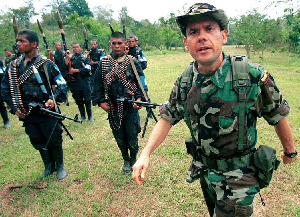 桑多瓦透過昔日的CIA關係，與哥倫比亞的極右派民兵「卡斯特紐兄弟」（Carlos...