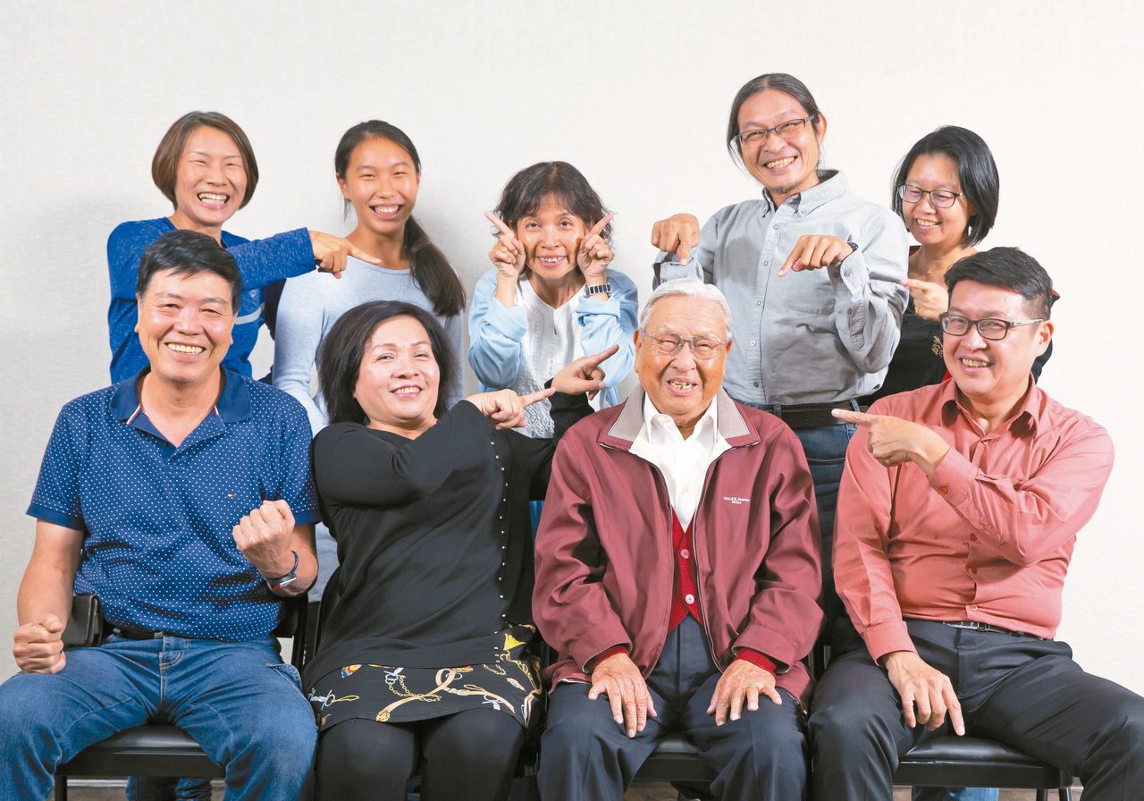 94歲郭老爹全家合照。