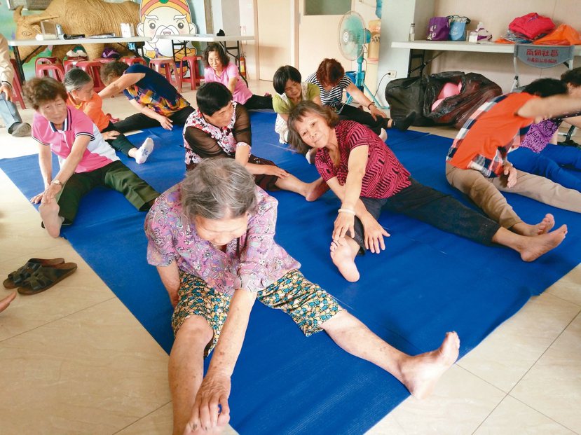 每周固定的體適能時間，90多歲的阿嬤筋骨依然軟Q。 圖／彰化南佃社區發展協會提供