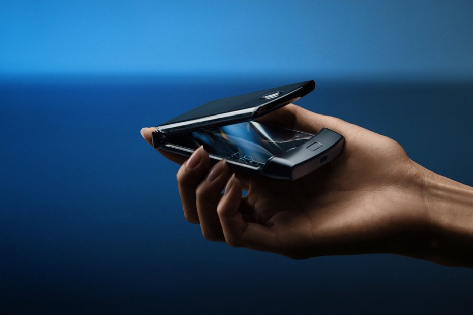 Motorola新發表的可折疊智慧手機Razr。 美聯社／Motorola提供