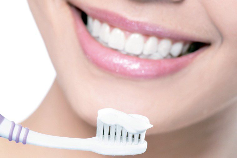 根據韓國一份新研究，勤於刷牙不僅可以減少民眾看牙醫的次數，也可能避免心臟衰竭。