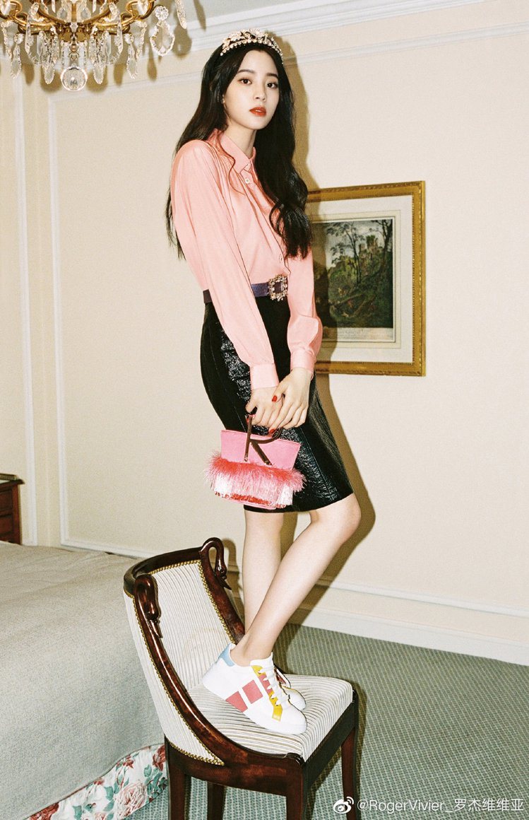 歐陽娜娜成為時尚鞋履品牌Roger Vivier的中國區代言人。圖／摘自微博