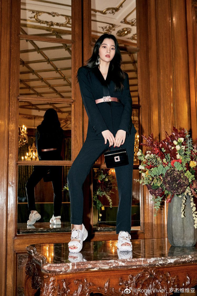 歐陽娜娜成為時尚鞋履品牌Roger Vivier的中國區代言人。圖／摘自微博