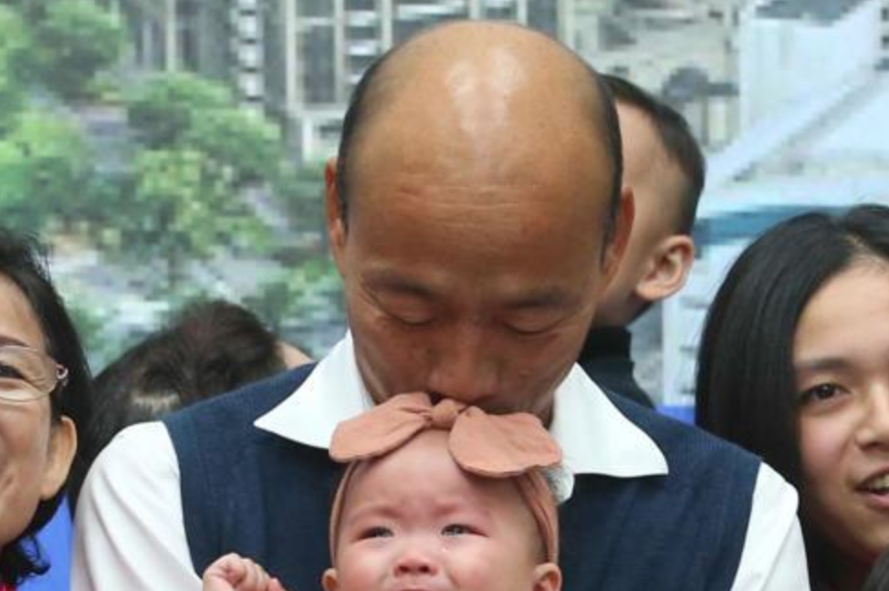韓國瑜抱大哭女嬰惹議 女嬰父親：他又不是流浪漢 | 聯合新聞網