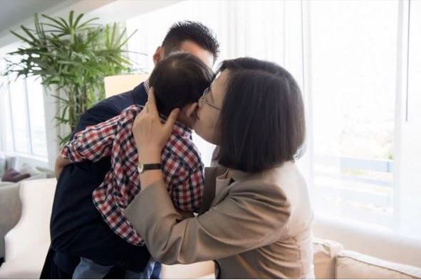 韓國瑜抱嬰該死？羅智強貼照：蔡英文親小孩就好棒棒？ | 聯合新聞網