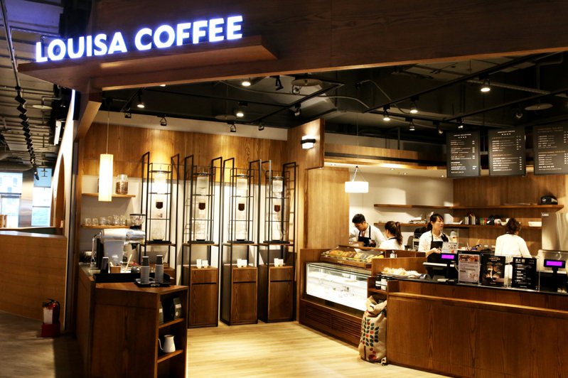 國內咖啡店連鎖龍頭換人做，近兩年開店狂飆的路易莎咖啡來勢洶洶，統計至最新已經來到489家，將超越星巴克。圖／路易莎提供