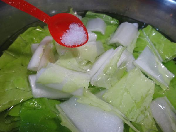 燙小白菜時可加點鹽，增添風味。 圖片提供／台灣好食材（楊慧玉）