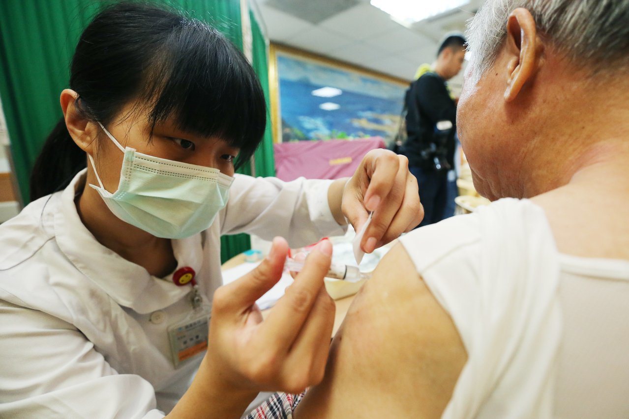公費流感疫苗已開始施打。 報系資料照片