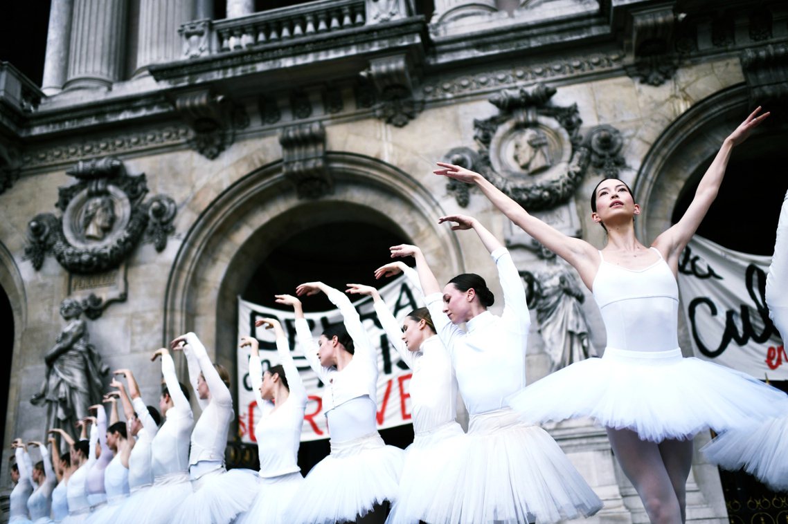 12月24日，國立巴黎歌劇院前，一批參與反法國退休金改革抗爭的頂尖芭蕾舞者卻在巴...