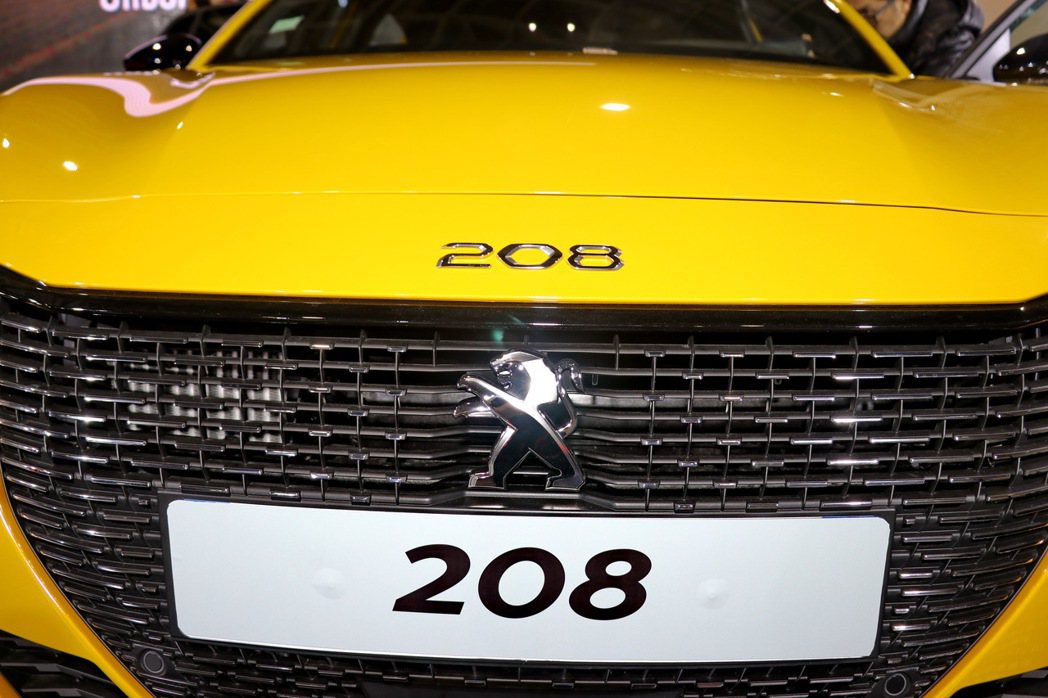 208車頭設計頗為特別，廠徽上頭還有車型銘牌。 記者陳威任／攝影