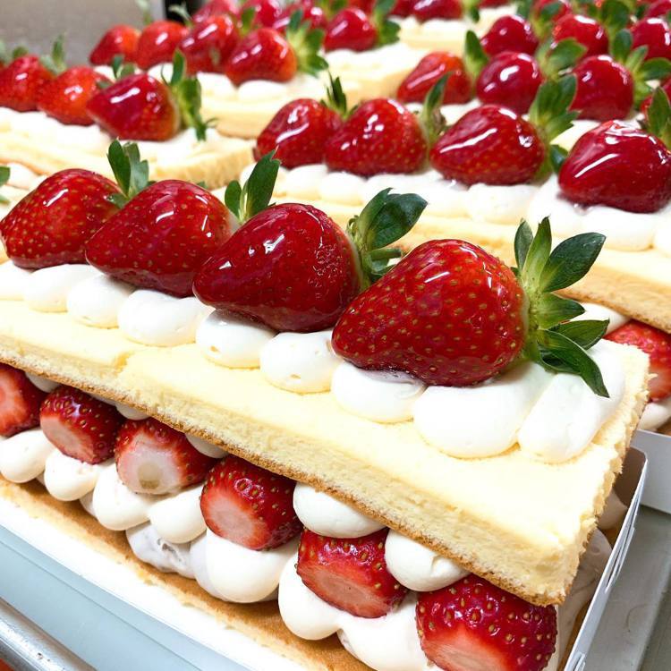 台北天母「全統」草莓季推出草莓加芋泥蛋糕。圖／全統提供