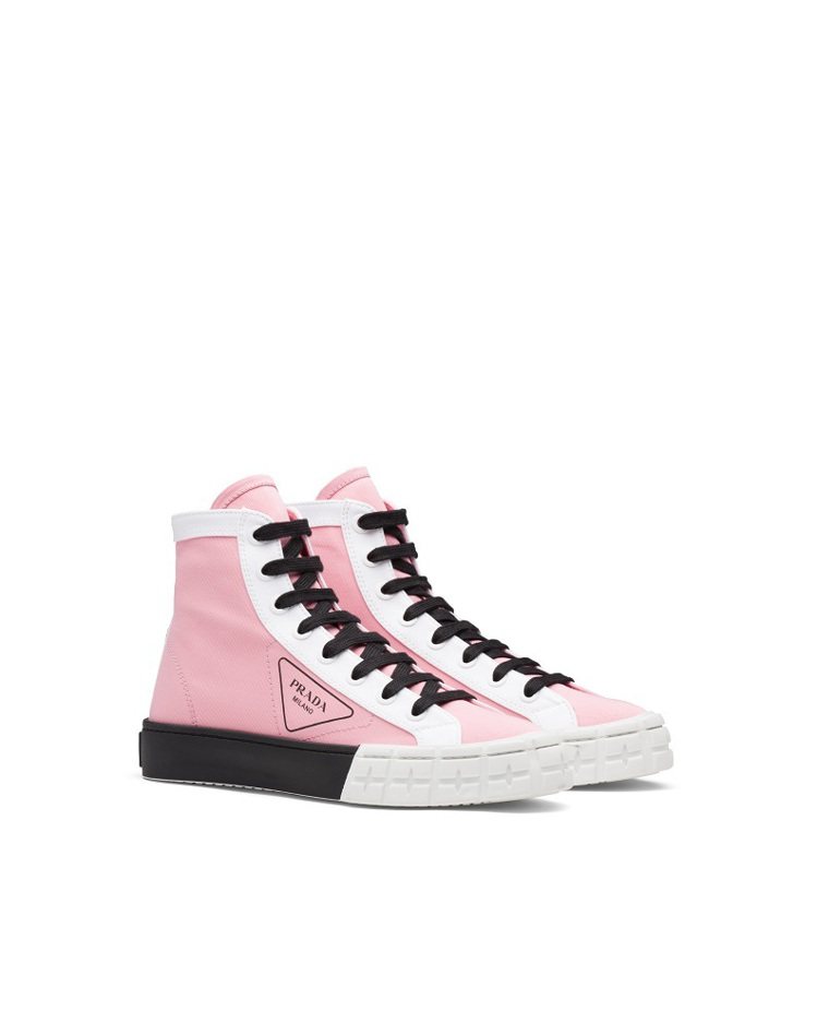 同系列的高筒帆布鞋也推出粉紅色款式，讓人聯想到草莓奶昔。圖／PRADA提供