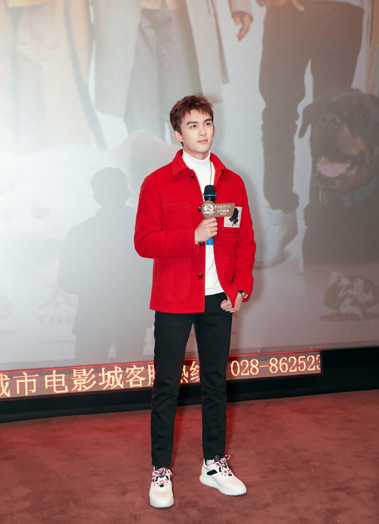 大陸男星吳磊以Kent & Curwen紅色休閒外套搭配白色高領毛衣出席活動，造型十分應景。圖／摘自微博