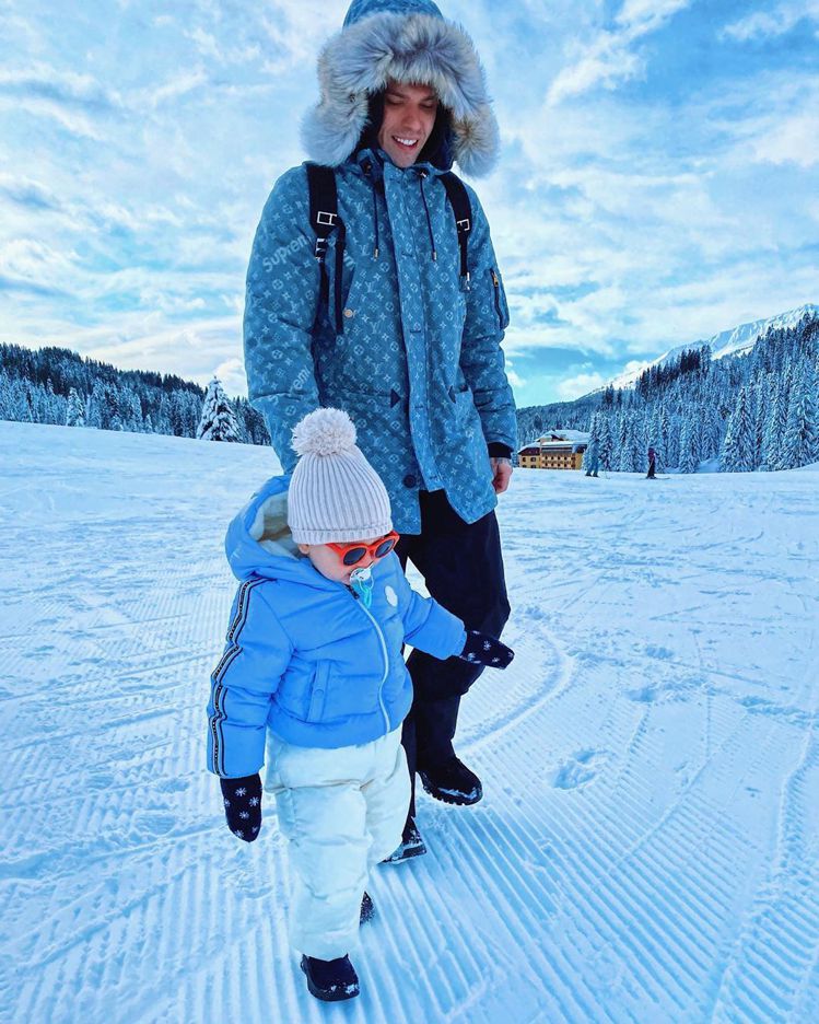 Chiara兒子Leone穿著MONCLER，和身穿路易威登（LOUIS VUITTON，簡稱LV）與Supreme聯名款的Fedez在雪地玩耍。圖／取自IG