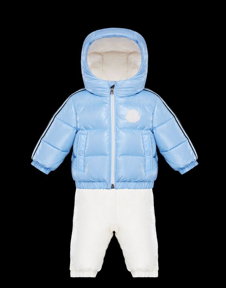 Chiara兒子Leone所穿的MONCLER童裝外套和吊帶褲，售價400英鎊、約台幣15,600元。圖／取自官網