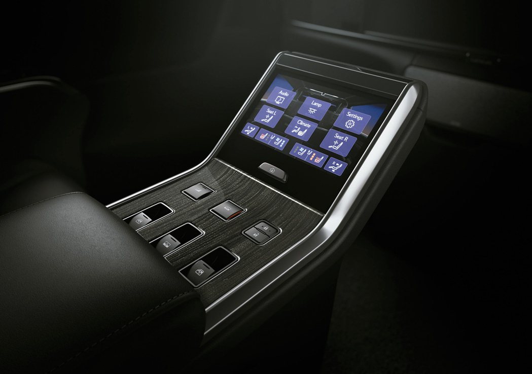 空調及音響系統等皆可由中央扶手上的觸控螢幕調整。 圖／和泰汽車提供
