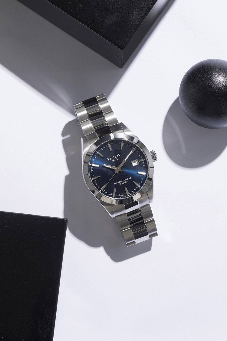 天梭表Gentleman紳士系列腕表，藍色表盤搭配不鏽鋼表殼、表鍊，搭載POWERMATIC 80矽游絲機芯，約25,300元。圖／TISSOT提供