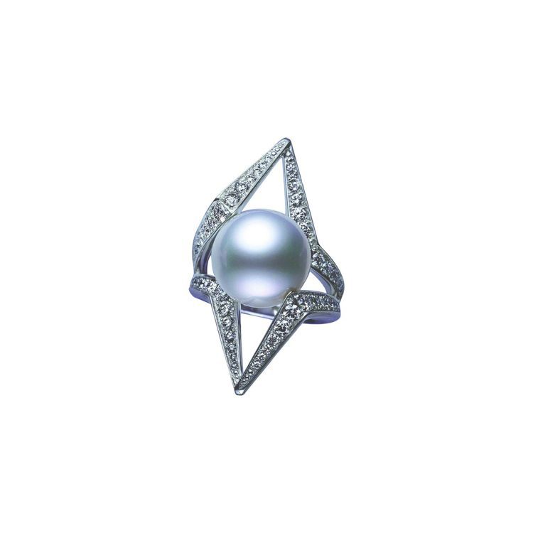 MIKIMOTO，World of Creativity系列星芒南洋珠鑽戒，約68萬元。圖 / Mikimoto提供。