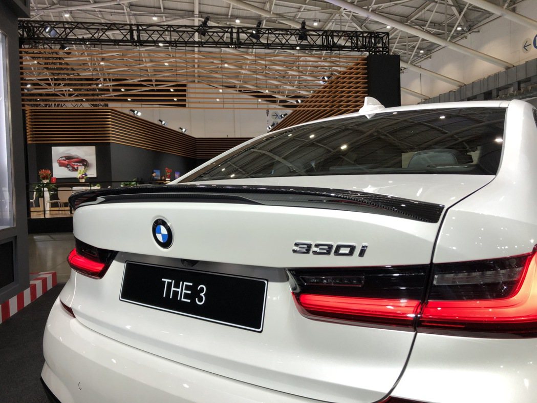 BMW 330i 搭載M Performance套件。 記者黃俐嘉／攝影