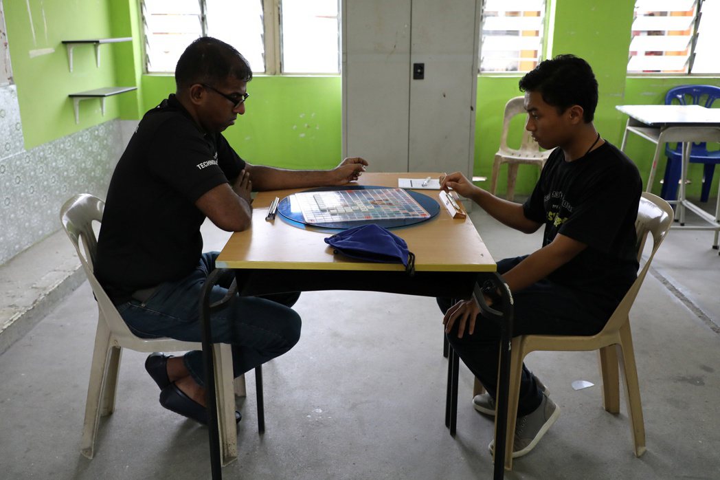 馬來西亞拼字比賽選手、15歲的阿瑞夫（右）正和教練阿西爾瓦瑟姆為今年在吉隆坡舉行...