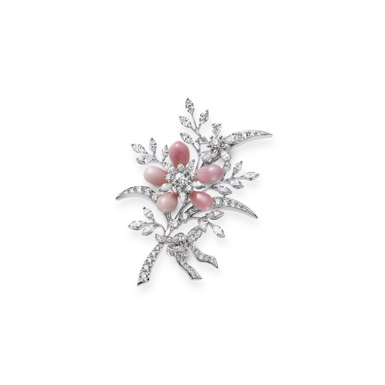 MIKIMOTO，粉紅色孔克珍珠鑽石胸針，價格店洽。圖╱MIKIMOTO提供。
