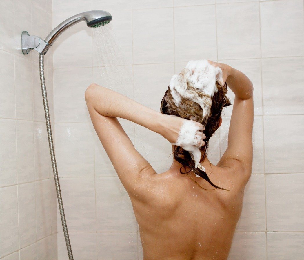 皮膚科醫師指出，台灣超過一半的民眾屬於油性膚質，特別是男性毛囊油脂分泌旺盛，建議每天一定要洗頭。 圖／ingimage
