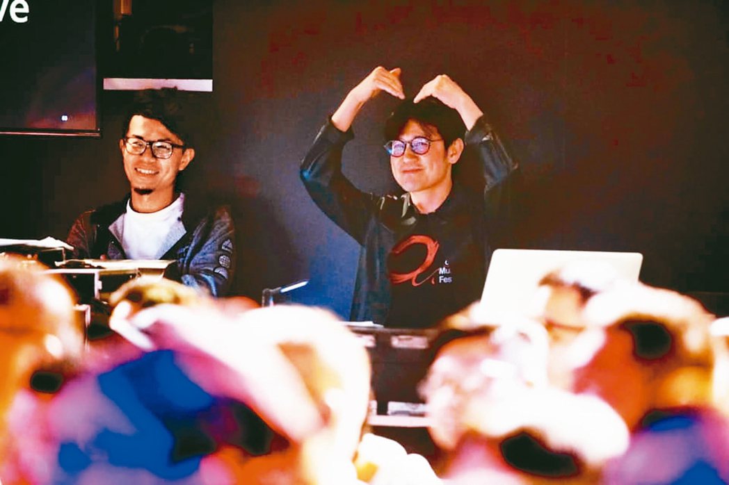 陳建騏(右)任「愛之日常」演唱會音樂總監。 攝影／陳立凱   圖／好多音樂提供