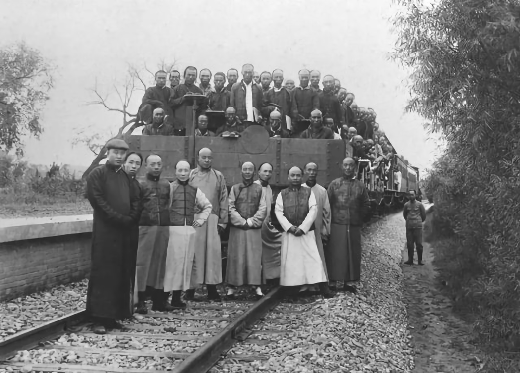 1909年10月2日，中國第一條自行設計建設的鐵路—京張鐵路通車。負責修建這條鐵...