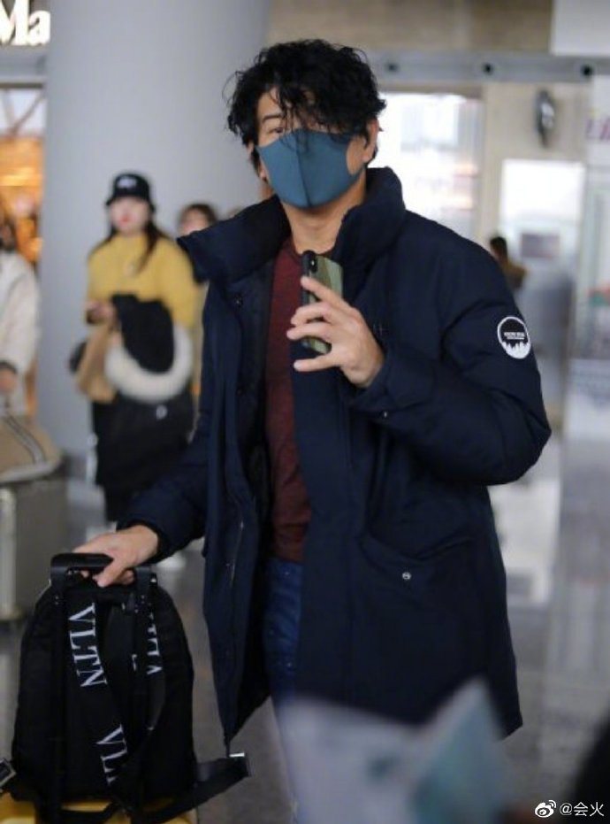 吳奇隆身穿厚實外套、戴口罩，現身上海機場。圖／摘自微博