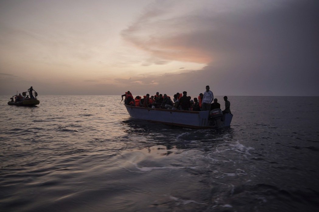 一艘在地中海上等待人道船救援的移民船隻。 （美聯社）