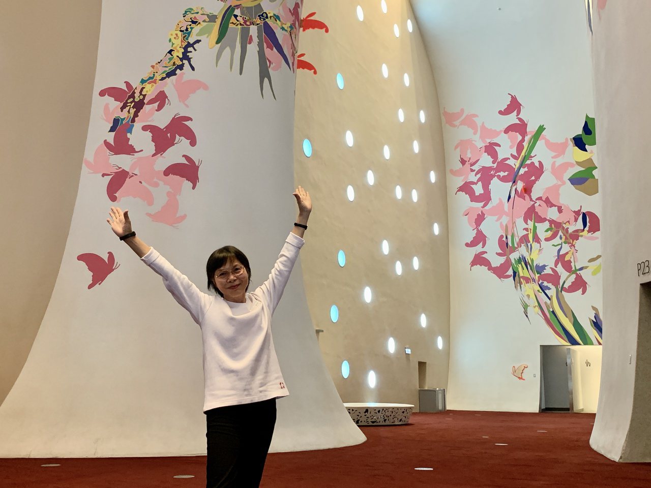 67歲的楊滿時，人如其名，她是台中國家歌劇院開館3.5年來最資深的導覽志工，開館累計至2019年底滿1197小時，最推薦觀眾在中劇院前廳的「翩翩」打卡。
