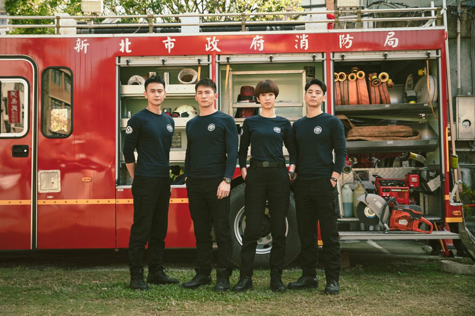 劉冠廷(左起)、溫昇豪、陳庭妮、林柏宏在「火神的眼淚」中飾演消防隊員。圖／公視提供