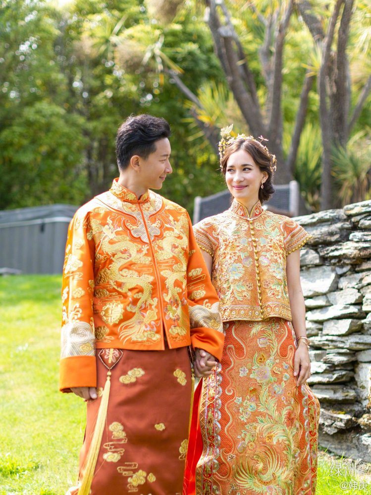 韓庚先是在個人的微博上貼出一張兩人身穿中式金線刺繡的紅色禮服，並加註「你好，我的愛人」，以充滿愛意的眼神相視而笑。圖／摘自微博